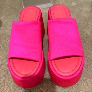 I am selling it cuz I don’t wear them any more